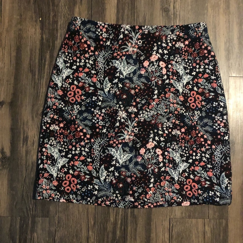 3 for $15 🌸 H&M Embroidered Floral Skirt sz 8